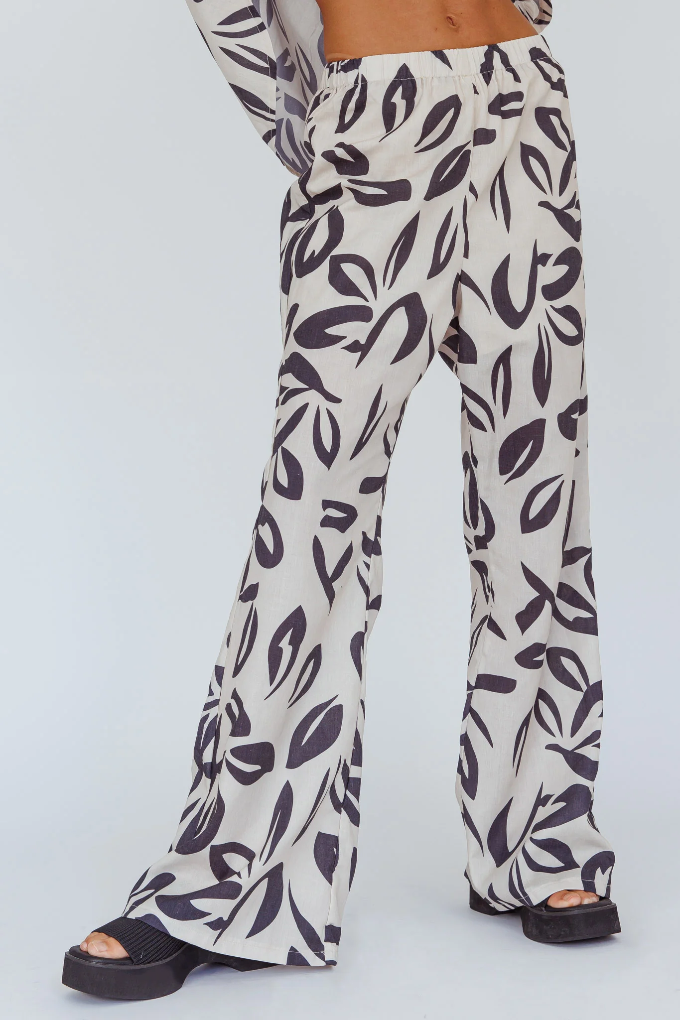 Just A Hunch Pants Leaf Print Beige - Ruaus