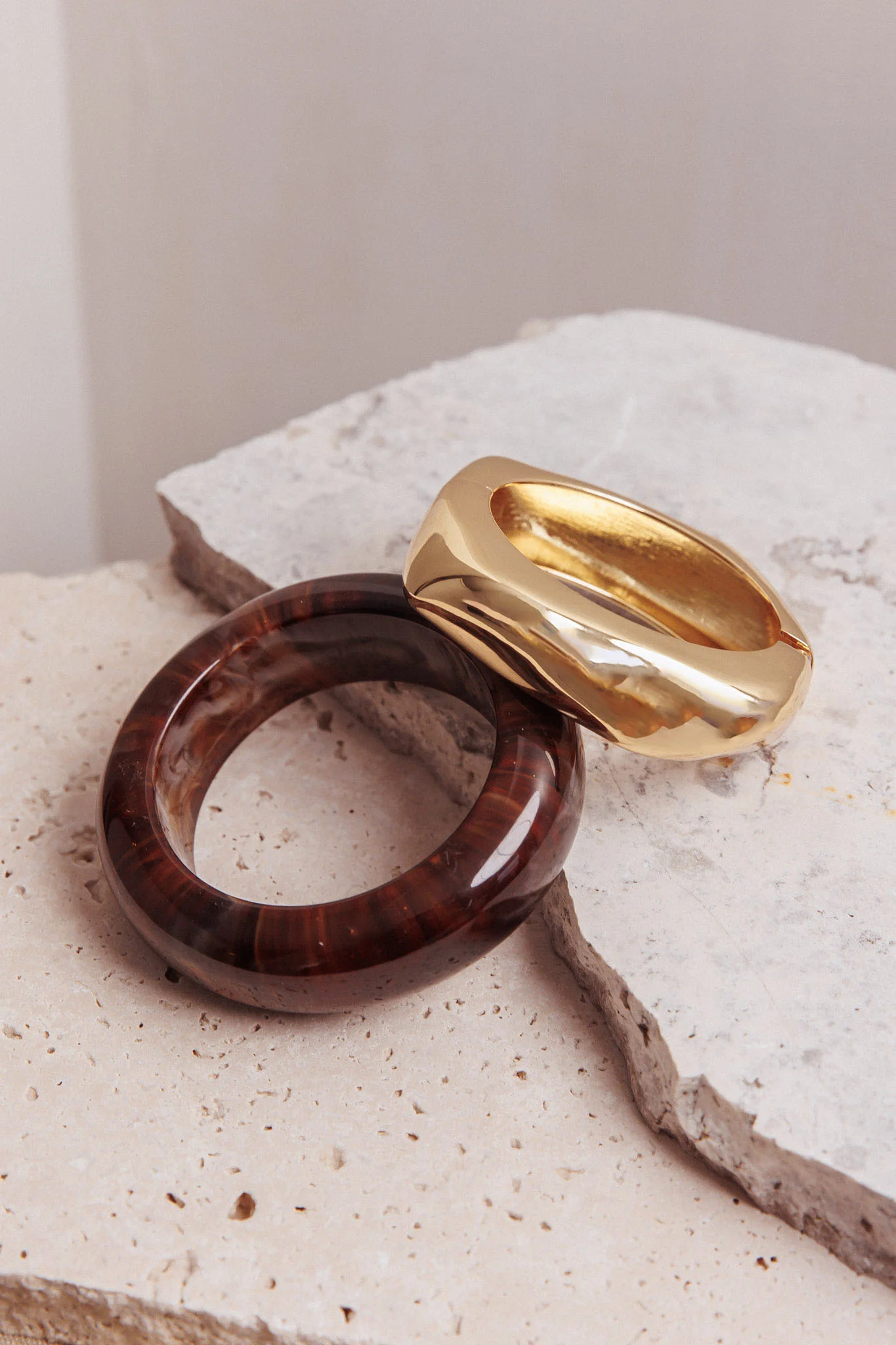 Cynthia Metal Resin Bangles Gold/Chocolate - Ruaus