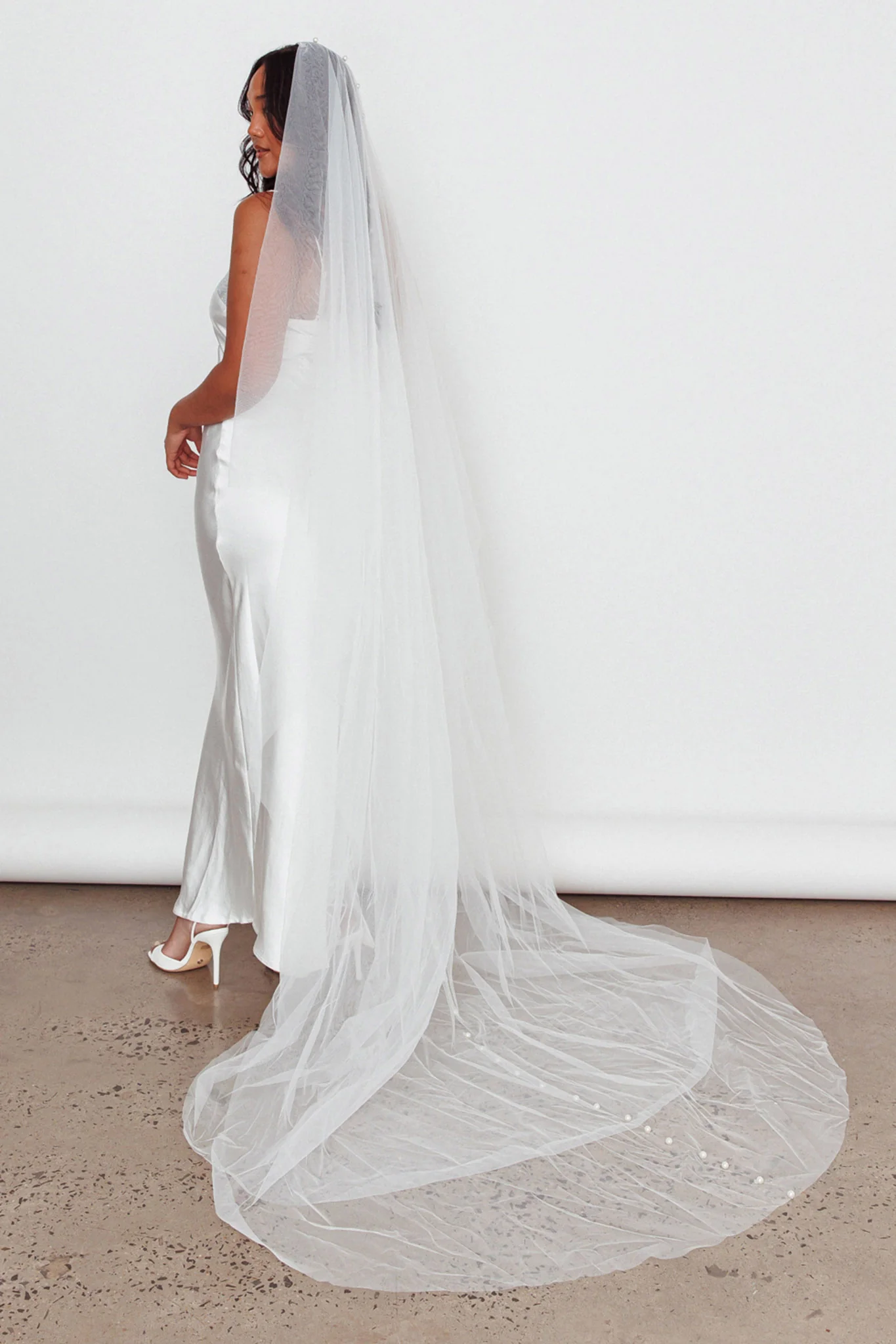 Magic Moment Pearl Accent Veil White - Ruaus
