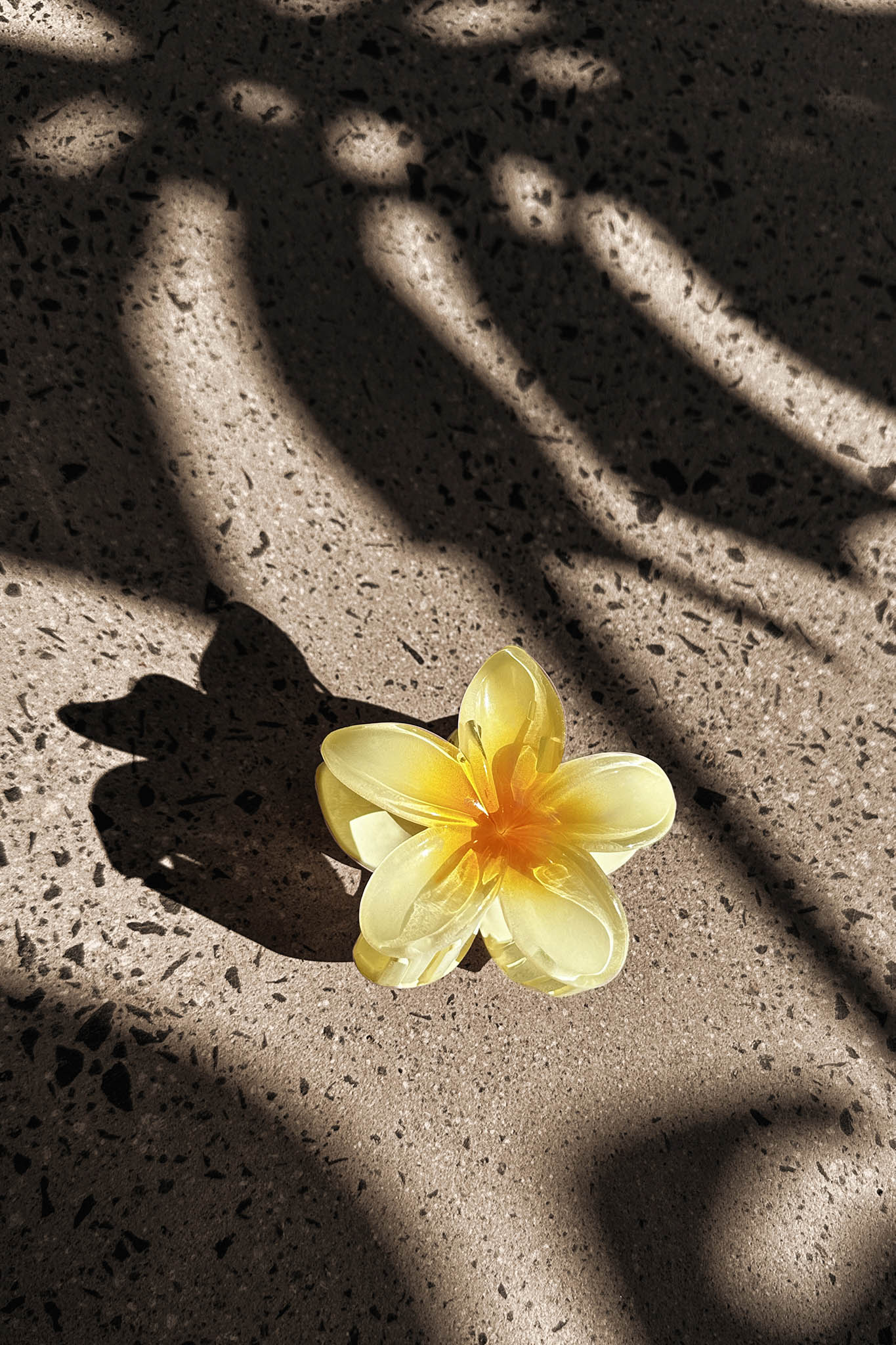 Ayni Frangipani Claw Clip Yellow - Ruaus
