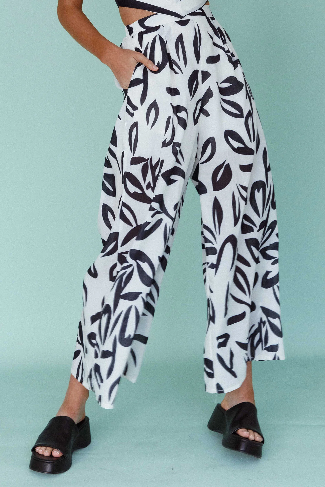 Randi Wide Leg Pants Leaf Print Black - Ruaus