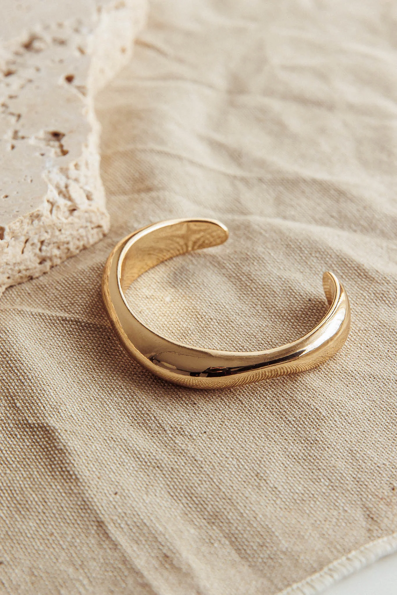 Jamaica Curvilinear Cuff Gold - Ruaus