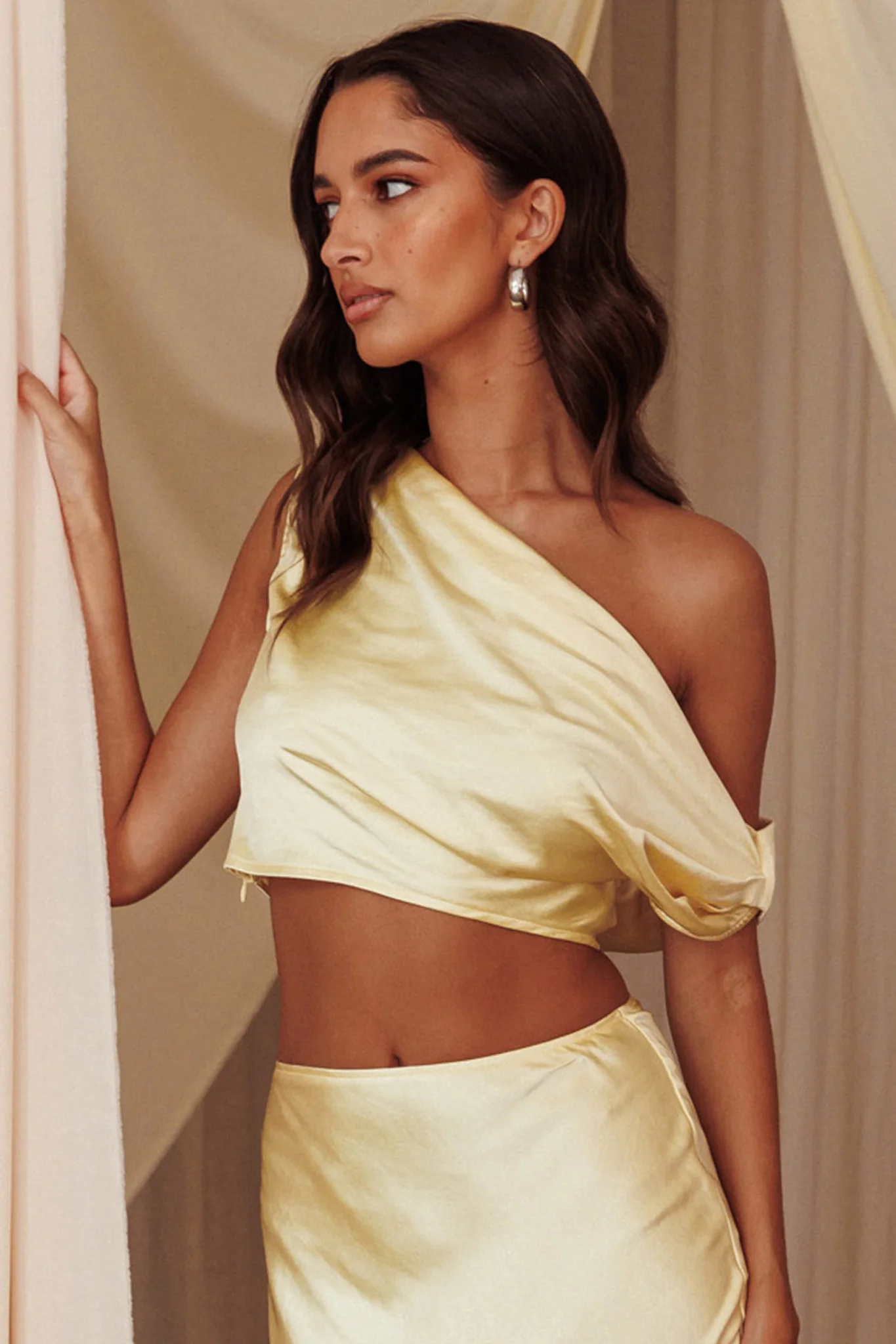 Alivya On-Off-Shoulder Satin Top Butter - Ruaus