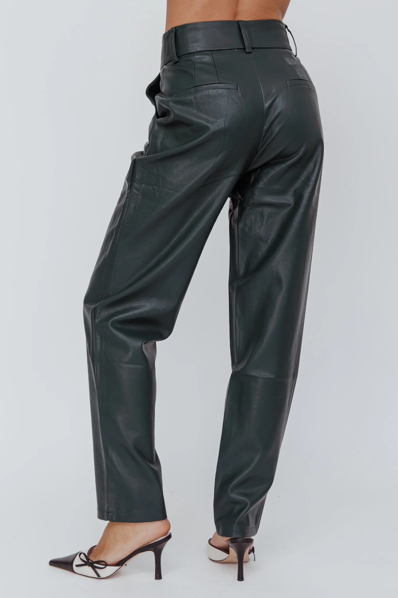 In Theory Faux Leather Pants Hunter Green - Ruaus