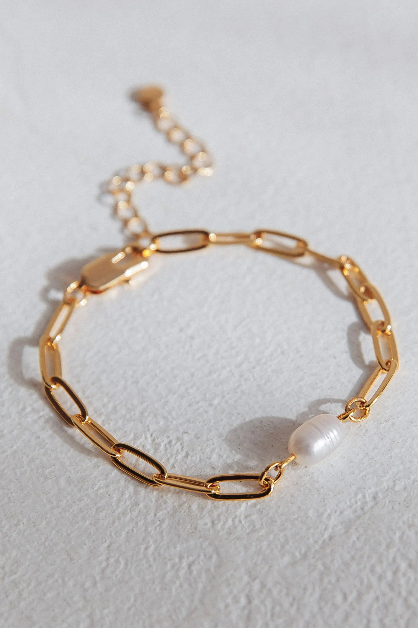 Devotion Freshwater Pearl Paperclip Chain Bracelet Gold - Ruaus