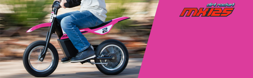 razor mx125 in rosa in einer Off-Road-Umgebung mit dem Kind bewegt sich schnell durch private Wald