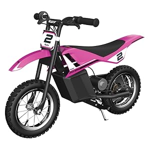 razor mx125 dirt bike in rosa isoliert auf weißem Hintergrund mit den 12 Zoll Luftreifen